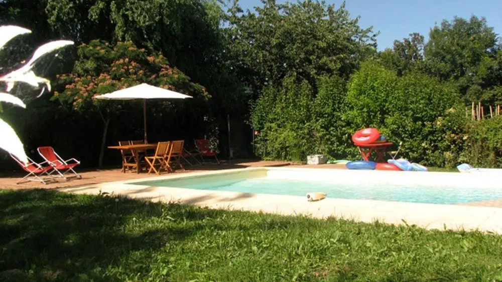 Table en bois près de la piscine