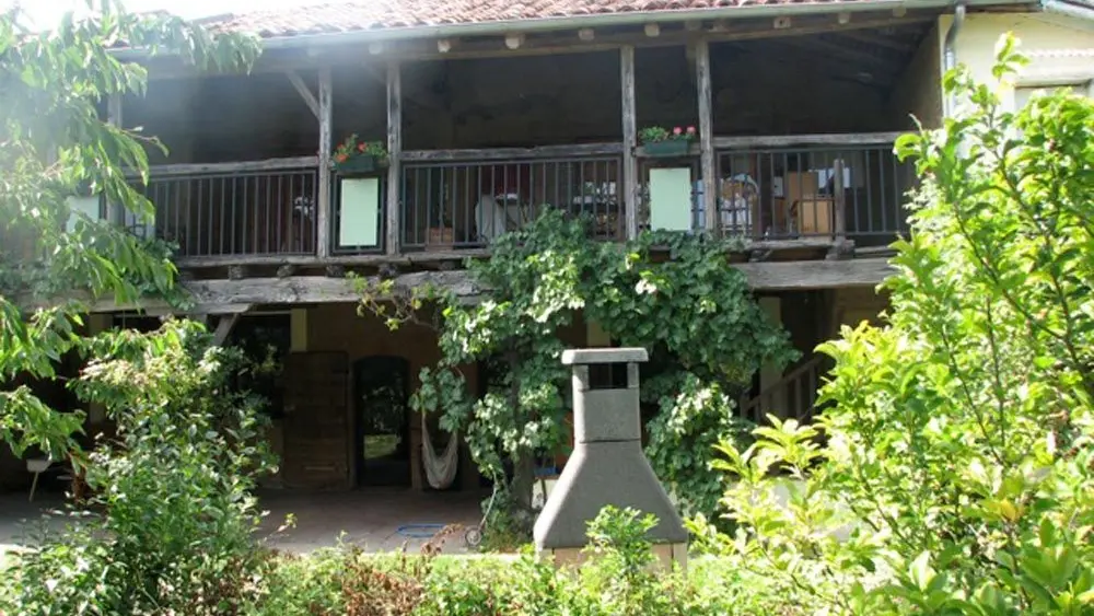 Maison avec balcon fleuri
