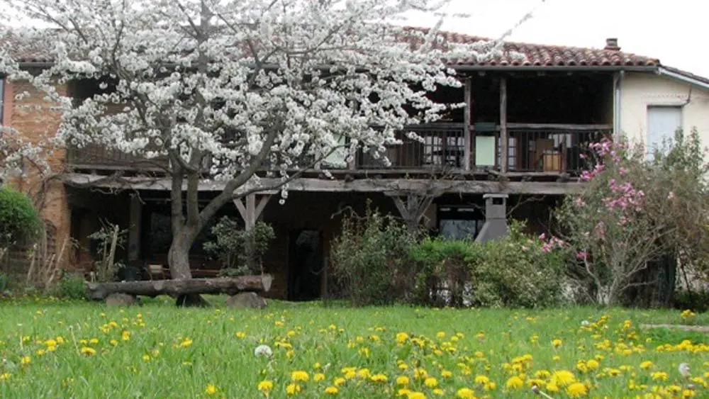 Maison avec balcon fleuri