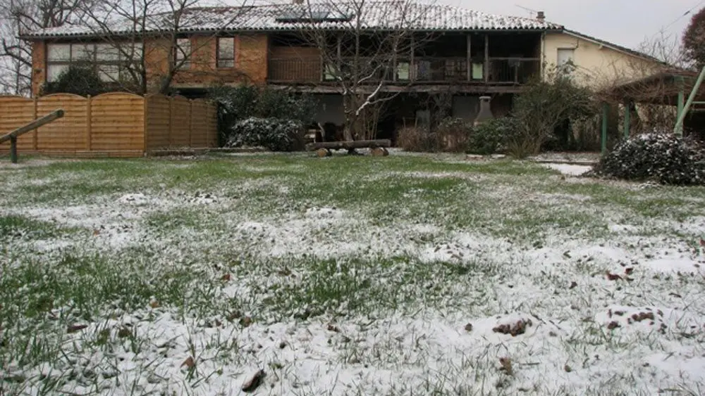 Maison avec balcon fleuri