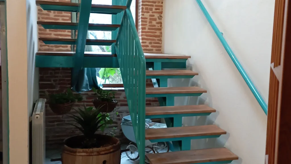 Maison avec balcon fleuri