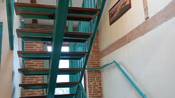 Maison avec balcon fleuri