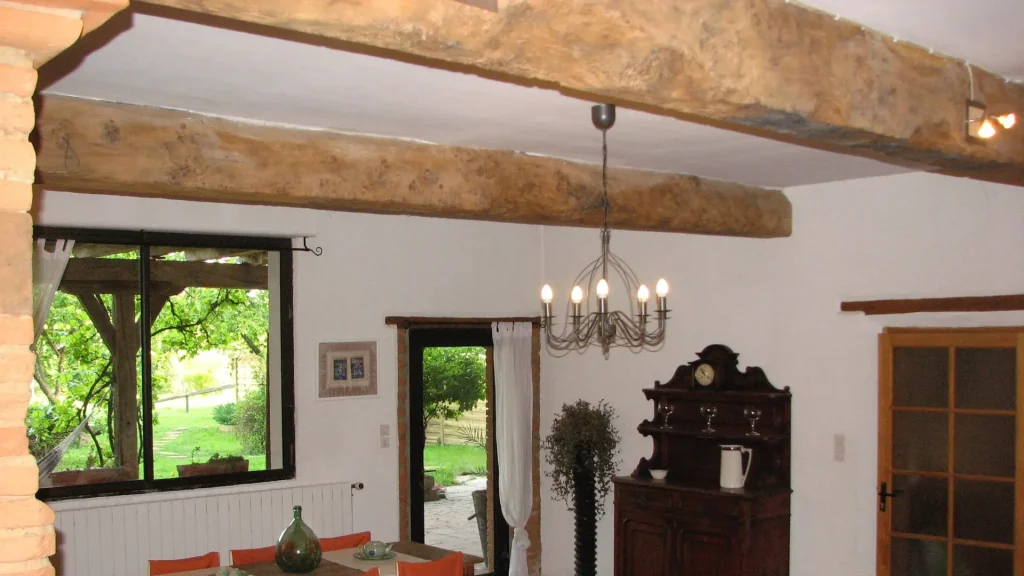 Maison avec balcon fleuri