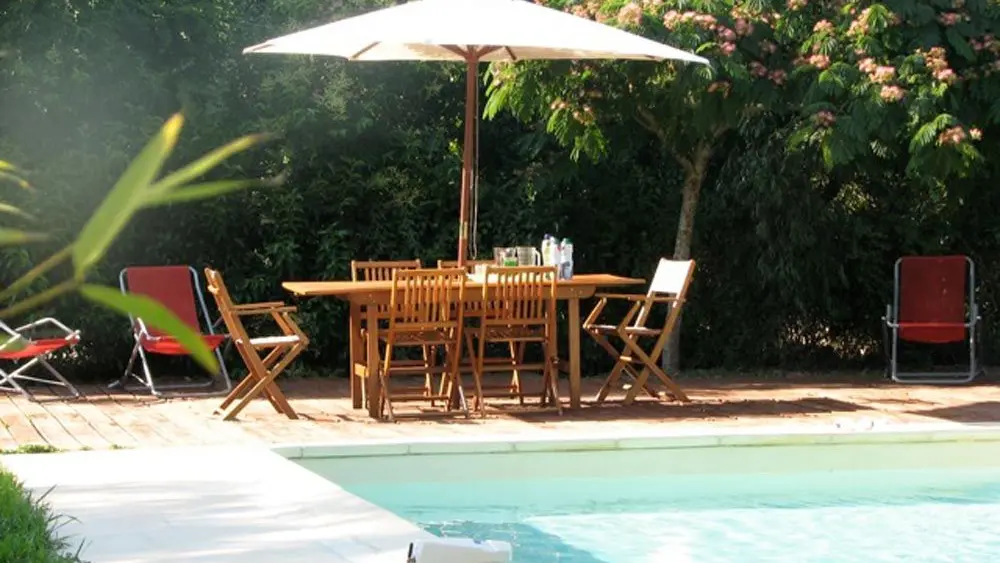 Table en bois près de la piscine