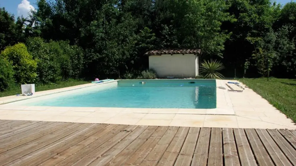 Table en bois près de la piscine