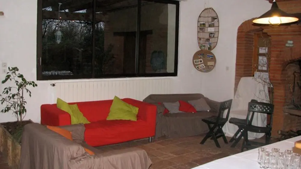Maison avec balcon fleuri
